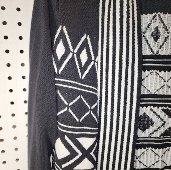 Belldini Large Black/White Cardigan Knit Sweater Geo Design Long Sleeve - Picture 6 of 8